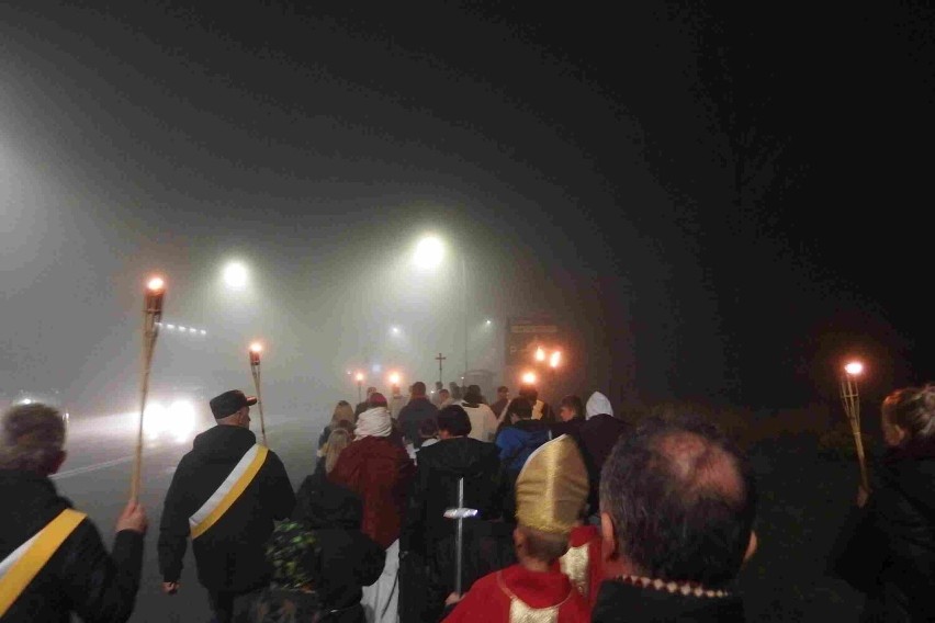 Noc Świętych z procesją we mgle, ulicami Starachowic