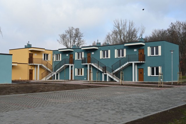 Przy ulicy 1 Maja w Kielcach na miejscu starych baraków powstały  kolorowe domki. Zobacz kolejne zdjęcia.