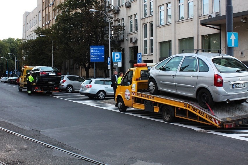 Citroen wjechał w limuzynę Jerzego Buzka. Przewodniczący PE nie został ranny (ZDJĘCIA)