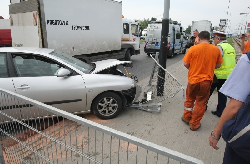 Wypadek na ul. Pabianickiej. Auto uderzyło w słup [ZDJĘCIA]