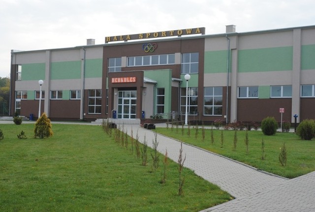 Gimnazjum i hala sportowa w Czempiniu - sprzeczka o wygląd ich otoczenia