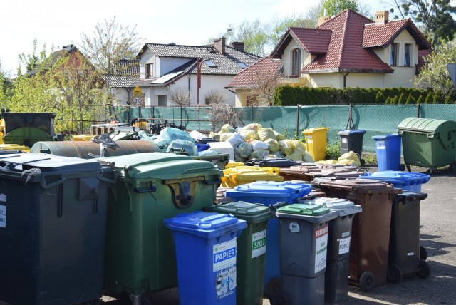 Plac jest dosłownie zawalony odpadami i pojemnikami na śmieci. Na dodatek, kiedy zrobiło się ciepło, mieszkańcy poczuli nieprzyjemne zapachy dochodzące z tego miejsca.