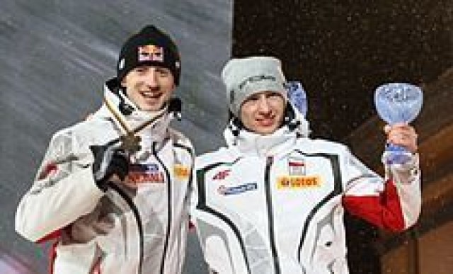 Adam Małysz i Kamil Stoch w Oslo 2011 podczas ceremonii medalowej