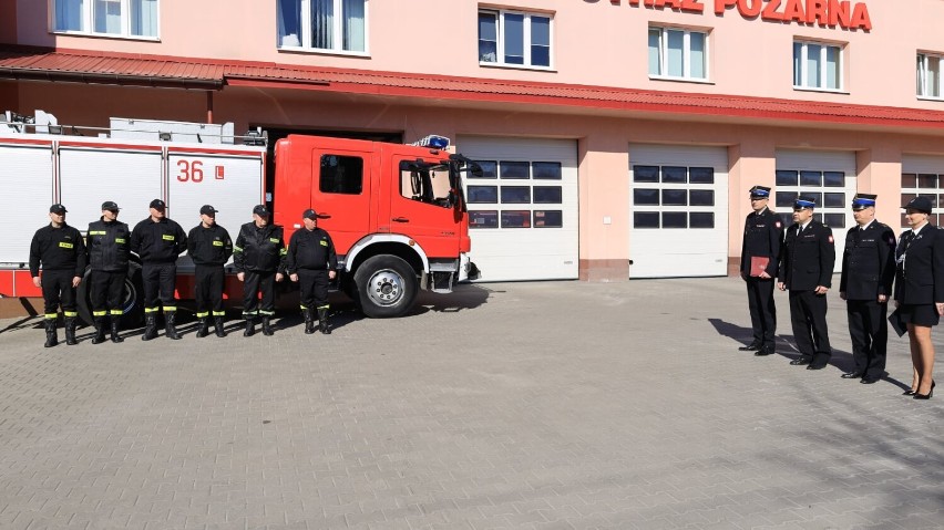 Nowoczesny wóz strażacki trafił do druhów z Leśniowic. Zobacz zdjęcia