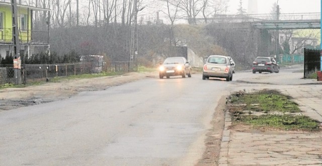 Mieszkańcy ulicy Ofiar Gór Morzewskich dobrego słowa nie powiedzą o stanie drogi, chodnika i poboczy.