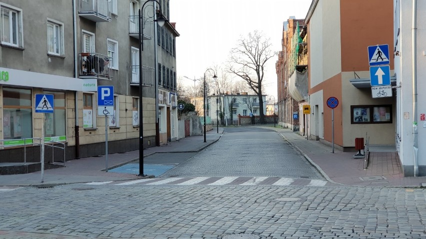 Koronawirus w Strzelcach Opolskich - miasto w czasach epidemii. Puste ulice, zamknięty park i zagrodzone place zabaw