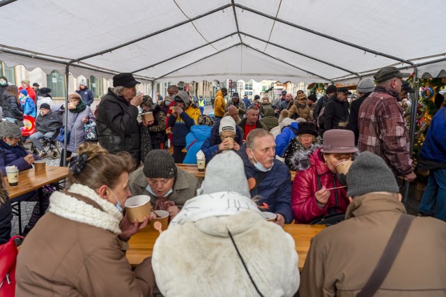 Miejska wigilia w Bytomiu za nami. Na ul. Dworcowej znów rozbrzmiały dźwięki kolęd. Zobacz zdjęcia >>>