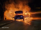 Pożar samochodu osobowego w Tuchowie. Volkswagen stanął w płomieniach na ulicy Partyzantów. Szybkie działania straży pożarnej
