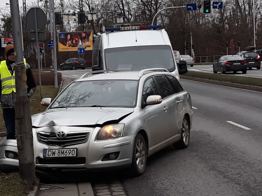 Wrocław. Wypadek na ul. Ślężnej. Samochód osobowy zderzył się z ciężarówką [ZDJĘCIA]