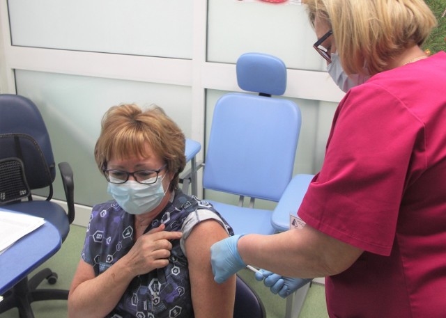 Do Szpitala Wielospecjalistycznego w Inowrocławiu dotarła już pierwsza partia 225 szczepionek przeciwko COVID-19. Już jest podawana pracownikom tej placówki. W pierwszym etapie zaszczepiono m.in. dyrektora szpitala oraz pełnomocnika ds. systemu zarządzania jakością