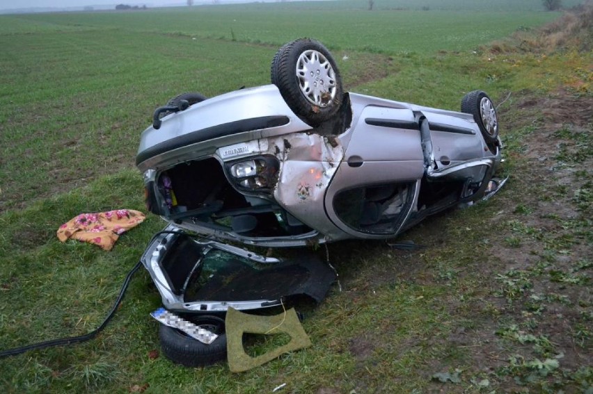 Wypadek pod Raszkowem. Renault wypadł z drogi i dachował w rowie. Ranna kobieta w szpitalu [ZDJĘCIA]