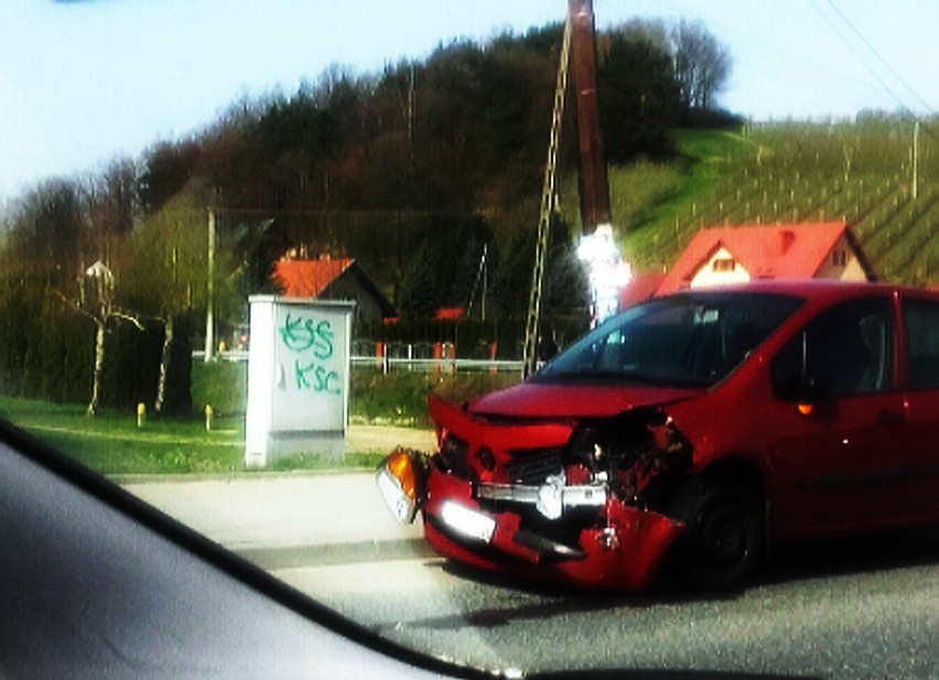 Wypadek na DK 75 w Tęgoborzy. Zderzyły się trzy samochody [ZDJĘCIA]