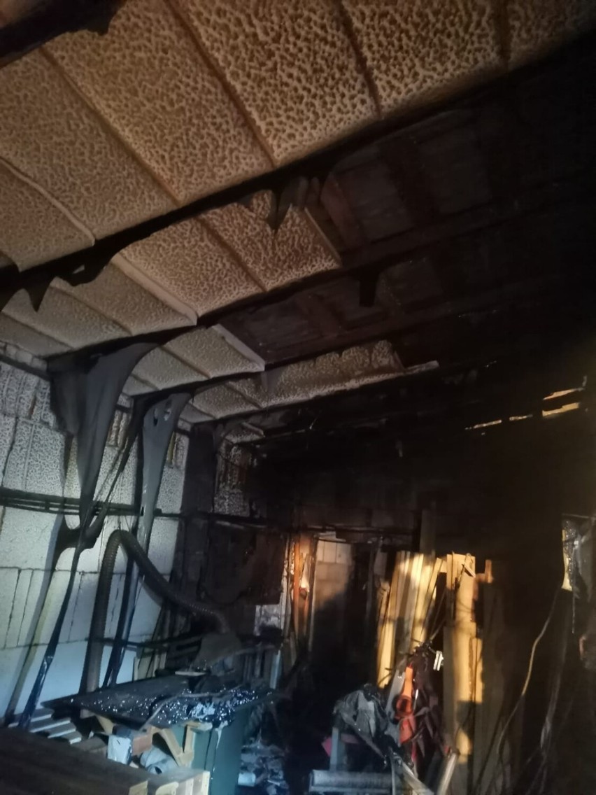Pożar budynku gospodarczego w Rostarzewie. Straty sięgnęły 100 tysięcy złotych