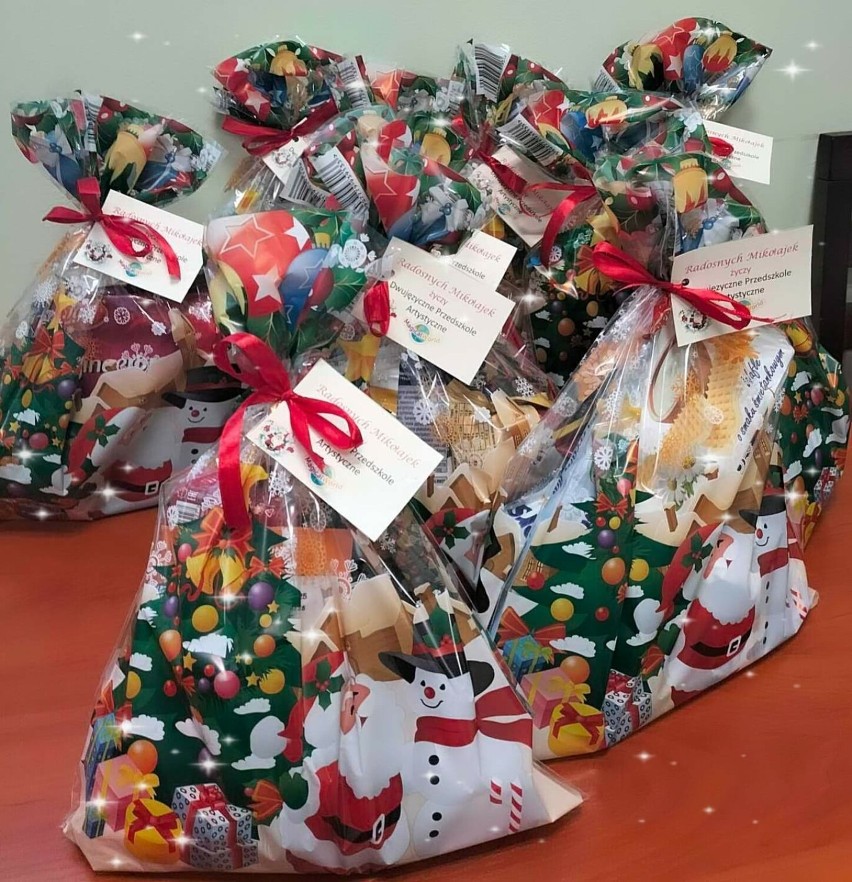 Piękny dar od dzieci z Przedszkola Magical World w Jędrzejowie. Przekazały świąteczne upominki dla rówieśników przebywających w szpitalu 