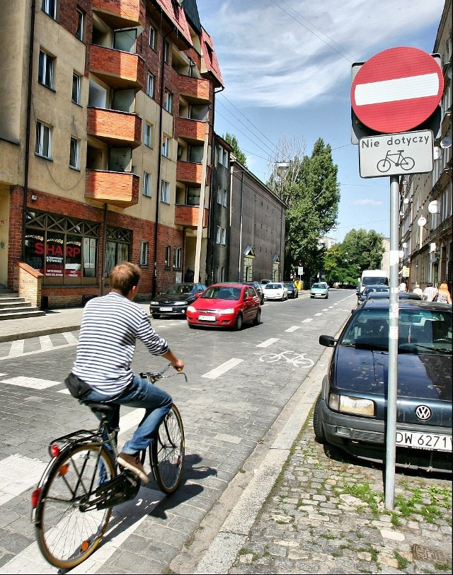 Nowe ścieżki i kontrapasy ułatwiają poruszanie się rowerem w centrum miasta. Na zdjęciu kontrapas na ul. Ładnej
