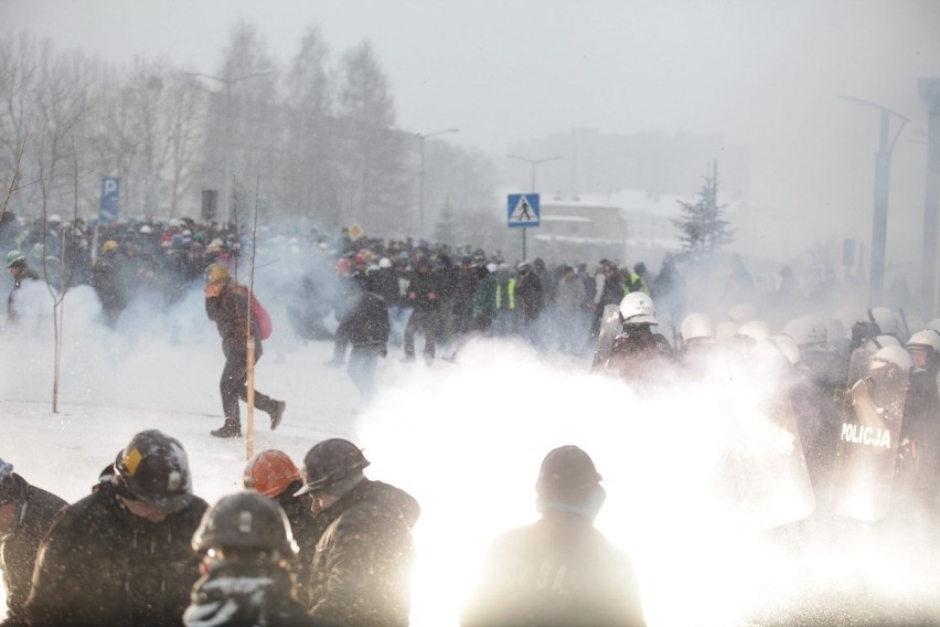 Strajk JSW: Bitwa górników z policją przed siedzibą JSW