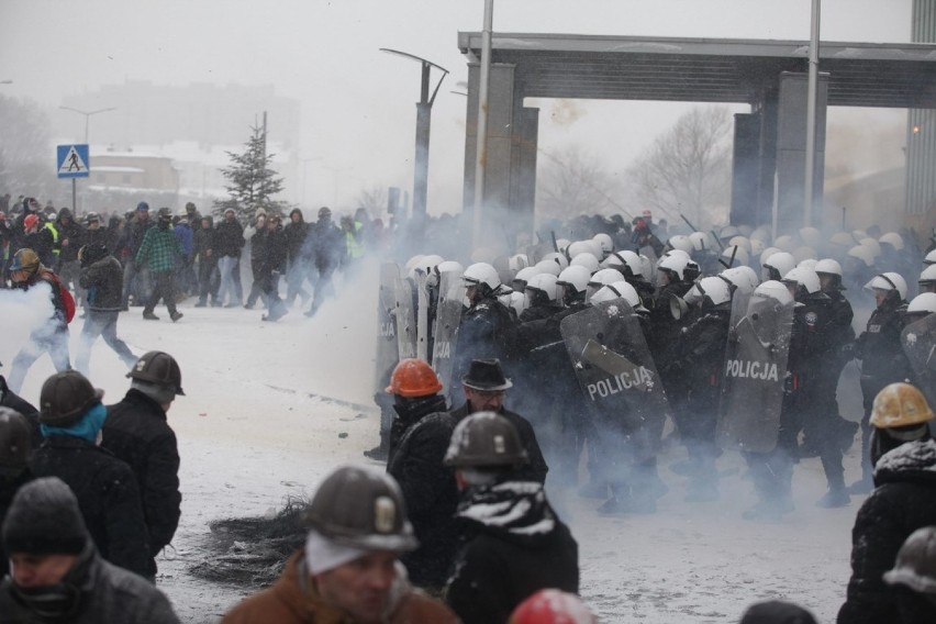 Strajk JSW: Bitwa górników z policją przed siedzibą JSW