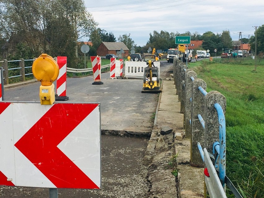 Trwa budowa chodnika w Olbrachcicach i remont drogi w Łęgoniu