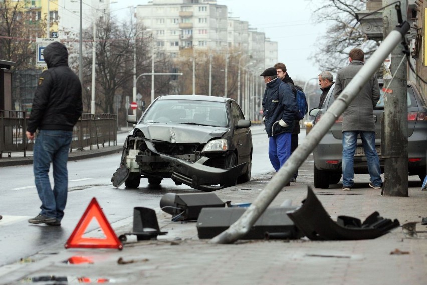 Wrocław: Śliski poranek na ulicach. Wypadek na Grabiszyńskiej (ZDJĘCIA)