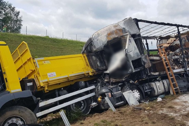 Lubuska policja przestrzega, aby wsiadać za kierownicę tylko wypoczętym. Skutki prowadzenia samochodów, gdy jest się zmęczonym, mogą być tragic

Zobacz też wideo: Wypadek w Jądrowicach. Kierowca zasnął za kierownicą. 
