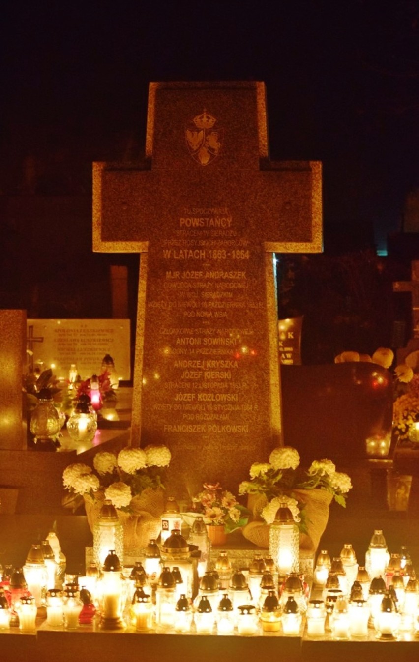 Wszystkich Świętych w Sieradzu 2018. Stary cmentarz nocą (zdjęcia)