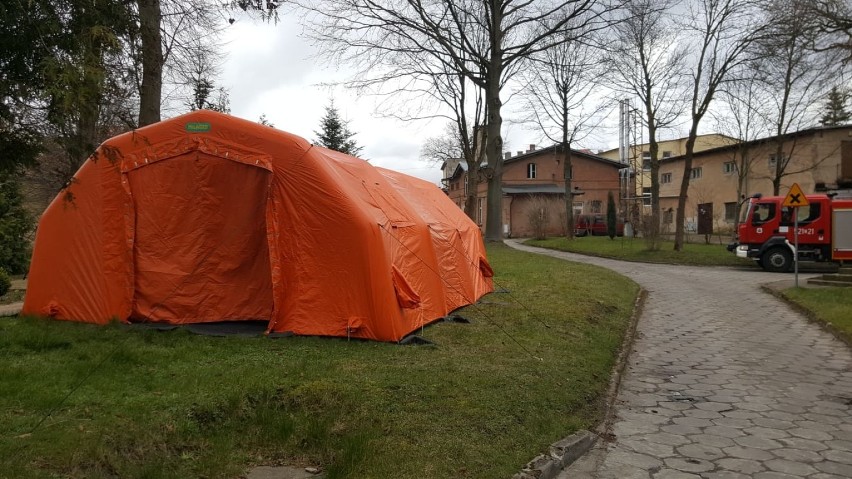Strażacy rozstawili namiot na terenie szpitala w Sławnie. Będzie pełnił rolę polowej izby przyjęć [ZDJĘCIA]