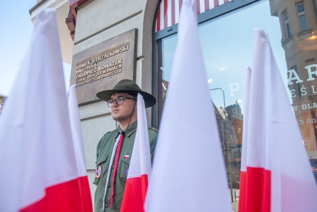 W niedzielę, 27 czerwca, rozpoczęły się oficjalne obchody 65. rocznicy Poznańskiego Czerwca 1956 roku. Władze miasta i regionu złożyły kwiaty pod tablicami pamiątkowymi: na murze szpitala im. F. Raszei, a także pod tablicami poświęconymi pamięci Romka Strzałkowskiego oraz Petera Mansfelda.