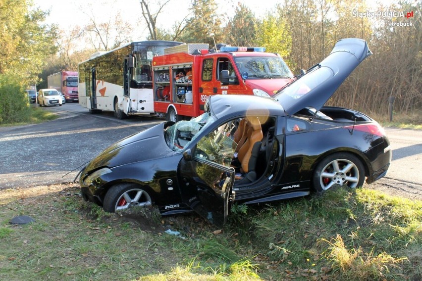 Policyjny pościg przez Kłobuck. Uciekinier zderzył się z autobusem pełnym dzieci