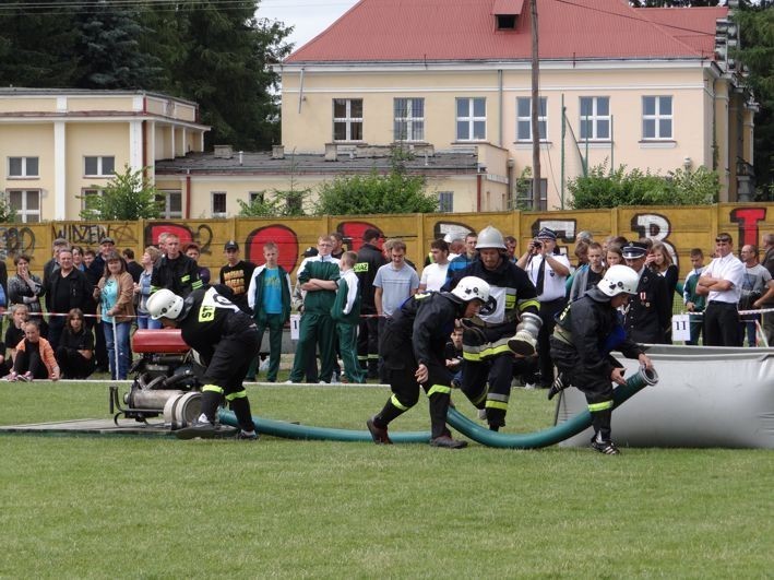 Strażackie zawody w Poddębicach. Kałów zwyciężył w seniorach i oldbojach (ZDJĘCIA)