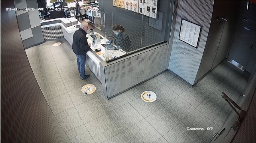 Policja szuka mężczyzny, który prawdopodobnie przywłaszczył 1200 zł znalezione w jednej z lęborskich restauracji. [ZDJĘCIA]