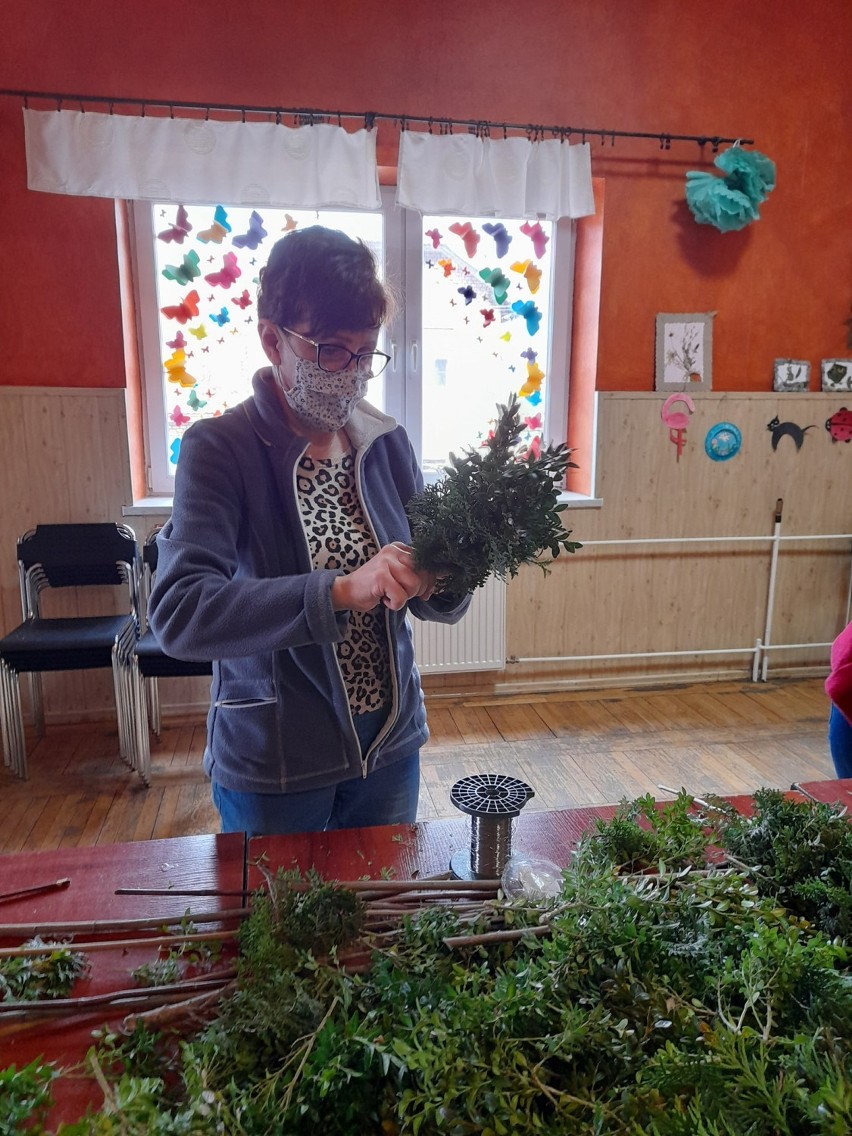 Trzebinia. Tradycja robienia żywych palm wielkanocnych nie umarła. Panie wykonały piękne rękodzieła [ZDJĘCIA]