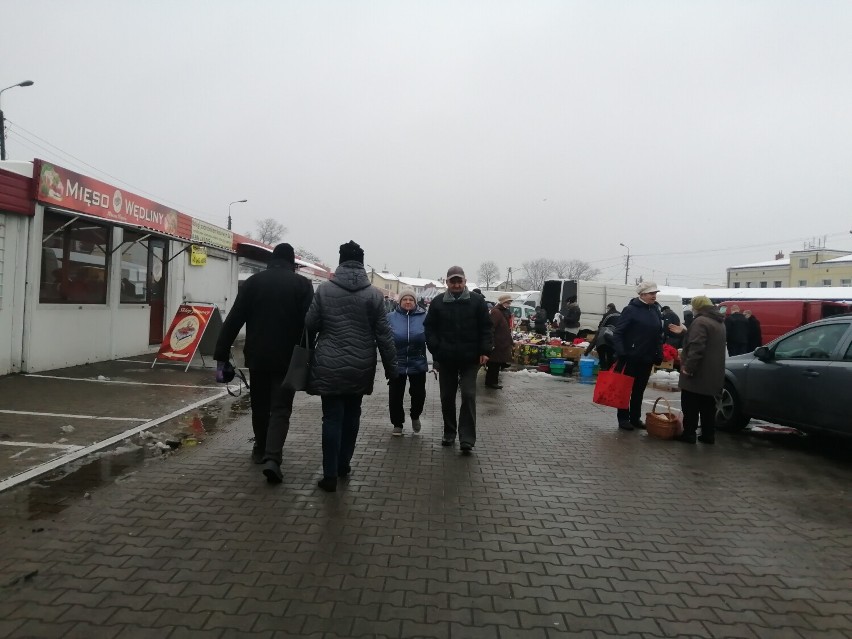 Śnieżny i mokry, sobotni poranek na targowisku miejskim w Skierniewicach