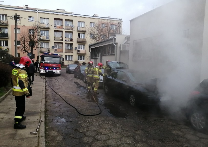 Pożar samochodu na ul. Kazimierza Wielkiego w Piotrkowie....