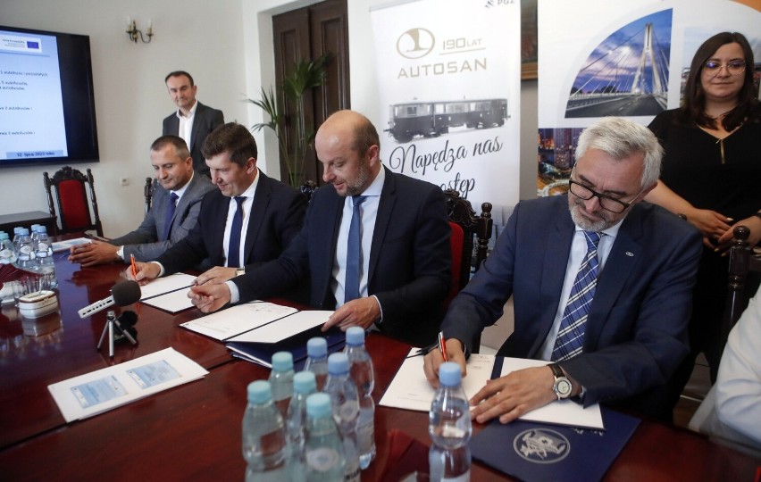 Miasto podpisało umowy z firmami Autosan i Solaris na dostarczenie 14 nowych autobusów 