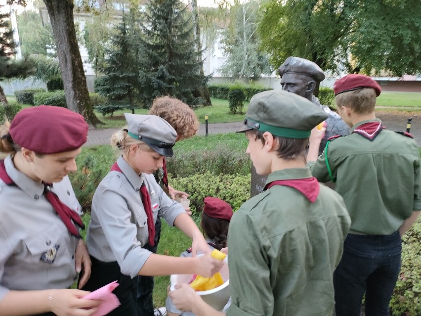 Harcerze z Lęborka uczcili gen. Sosabowskiego. Przy okazji umyli jego popiersie