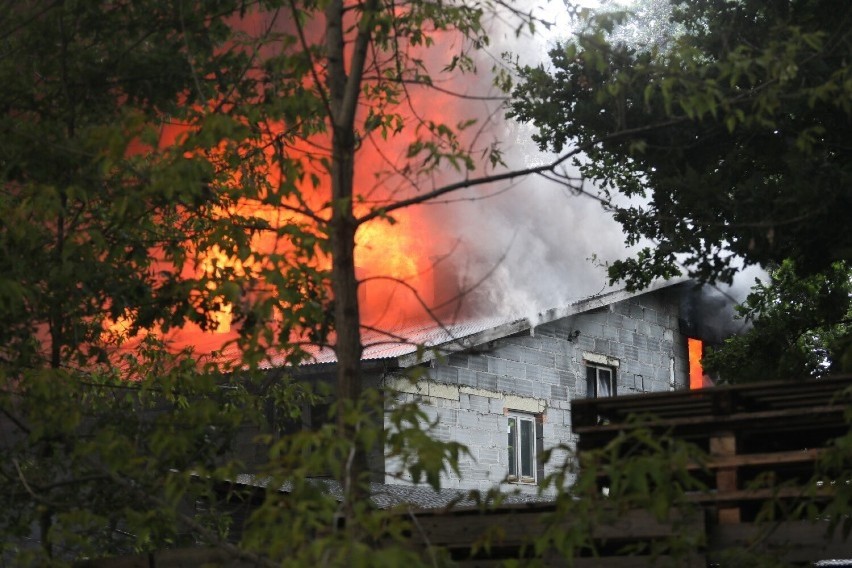 Pożar w Sulejówku pod Warszawą. Płonie 1000 metrów kwadratowych poddasza