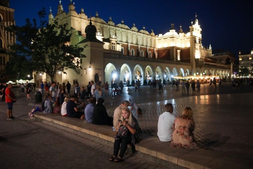 Kraków nocą wygląda jak przed pandemią. Tętni życiem! [ZDJĘCIA] 23.08.2021