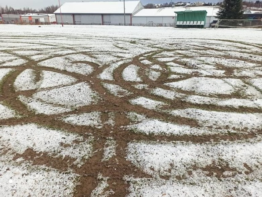 Zdewastowane boisko Iskry Krzęcin