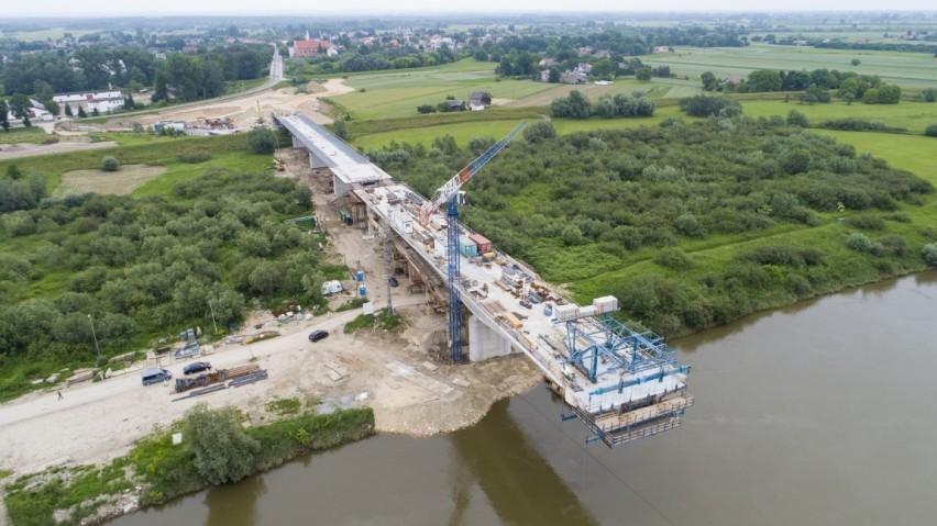 Borusowa. Nowy most połączy Małopolskę i Świętokrzyskie jeszcze w tym roku. Prace wkraczają w decydujący etap [ZDJĘCIA]