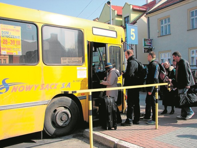 Codziennie autobusy PKS-u dowożą pasażerów do pracy i do szkół w Nowym Sączu. Czterdzieści osób jadących do Sącza  pierwszym porannym kursem z Ochotnicy Górnej wiózł nietrzeźwy kierowca