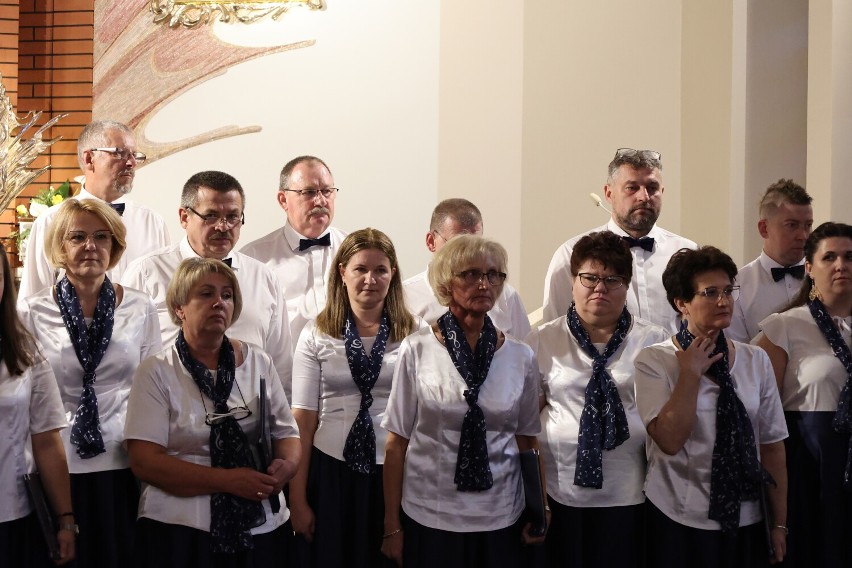 Wzruszający i piękny koncert chórów „W hołdzie św. Janowi Pawłowi II w Dąbrowej koło Rzeszowa
