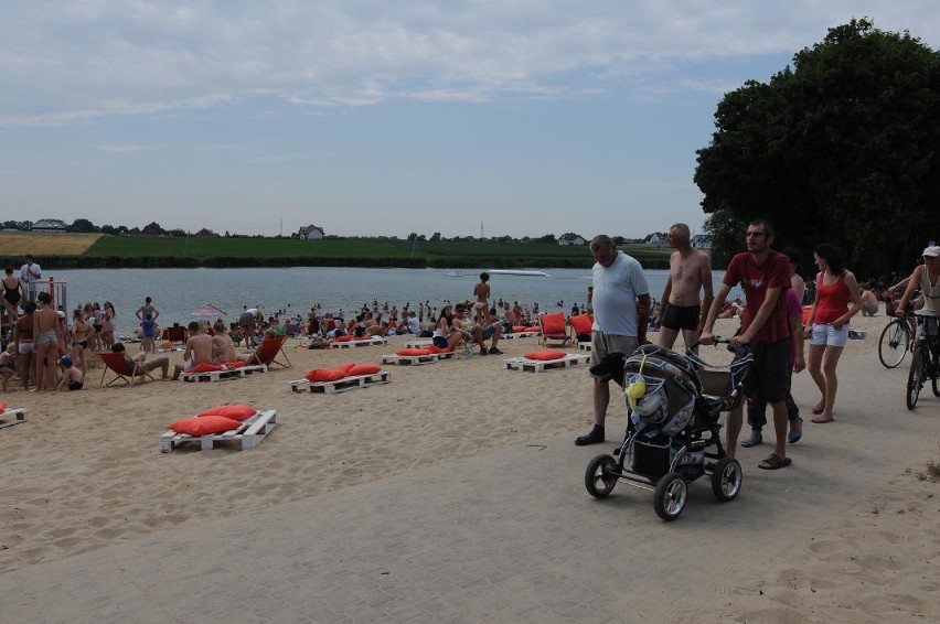 Śrem: tłumy plażowiczów nad jeziorem Grzymisławskim. "Lazy...