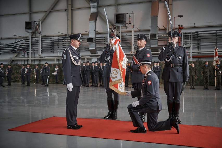 Generał Ireneusz Nowak pożegnał się z  2 Skrzydłem Lotnictwa Taktycznego ZDJĘCIA