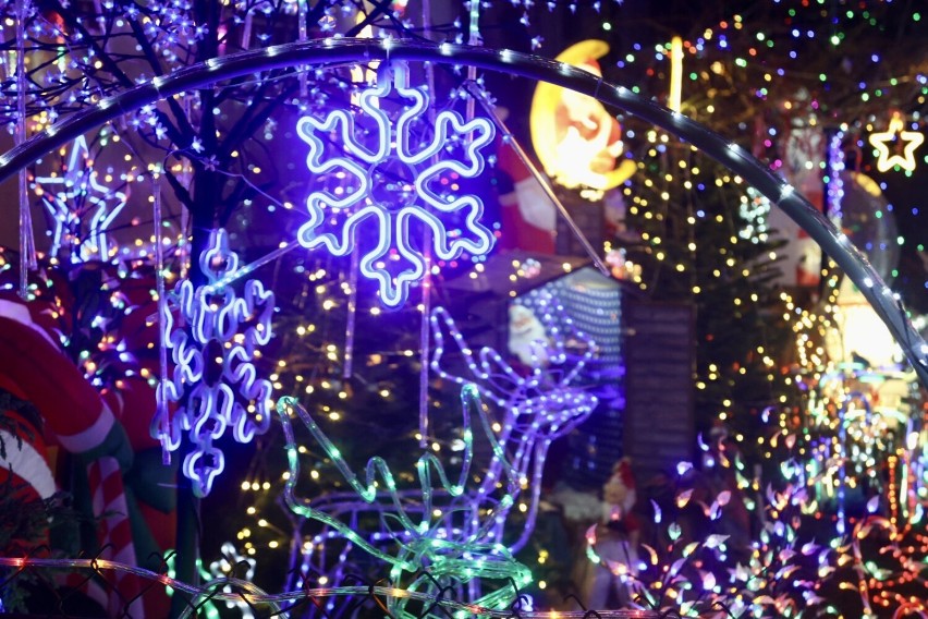 Świąteczna iluminacja na Bielanach co roku przyciąga...