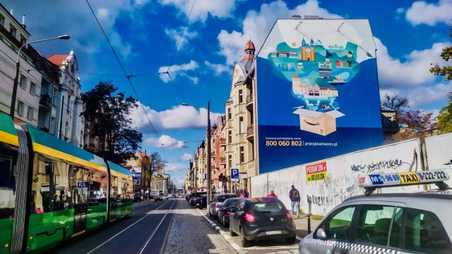 Mural znajduje się przy ul. Dąbrowskiego 33, Rynek Jeżycki