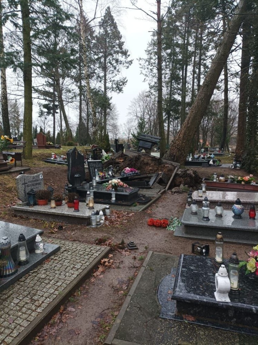 Cmentarz w Szczecinku zamknięty. W oczekiwaniu na nadejście orkanu [zdjęcia]