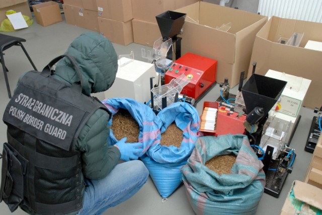 Strażnicy graniczni zabezpieczyli sporą ilość towaru oraz sprzęt do nielegalnej produkcji papierosów