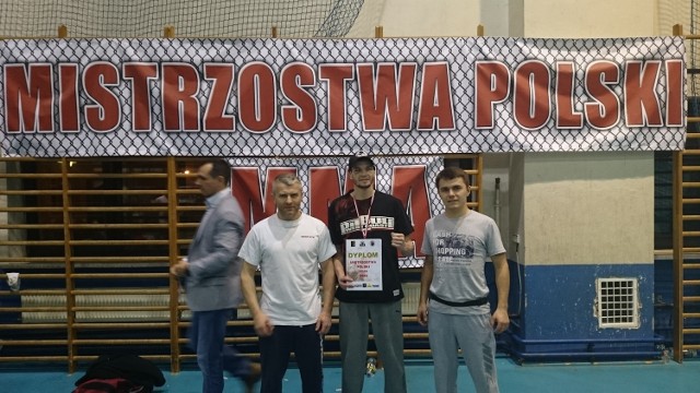 Mateusz Głąb, jego klubowy kolega, który również wziął udział w zawodach - Adam Szajkowski oraz trener WroxGym Roman Zięba