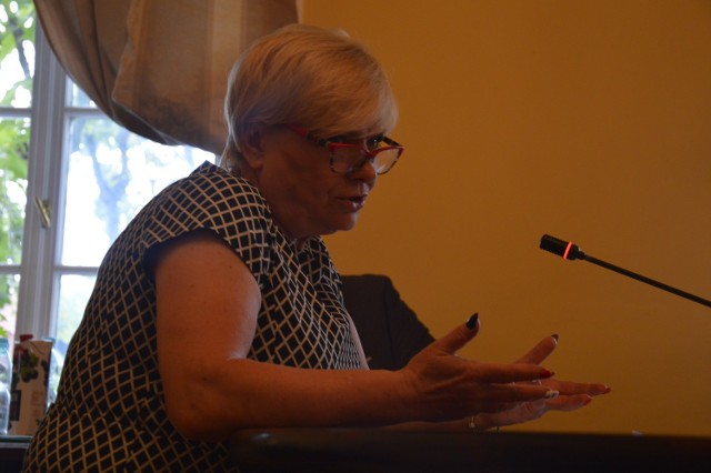 Maria Więckowska, sekretarz miasta referuje na sesji RM temat przyjęcia do Łowicza rodziny z Ukrainy