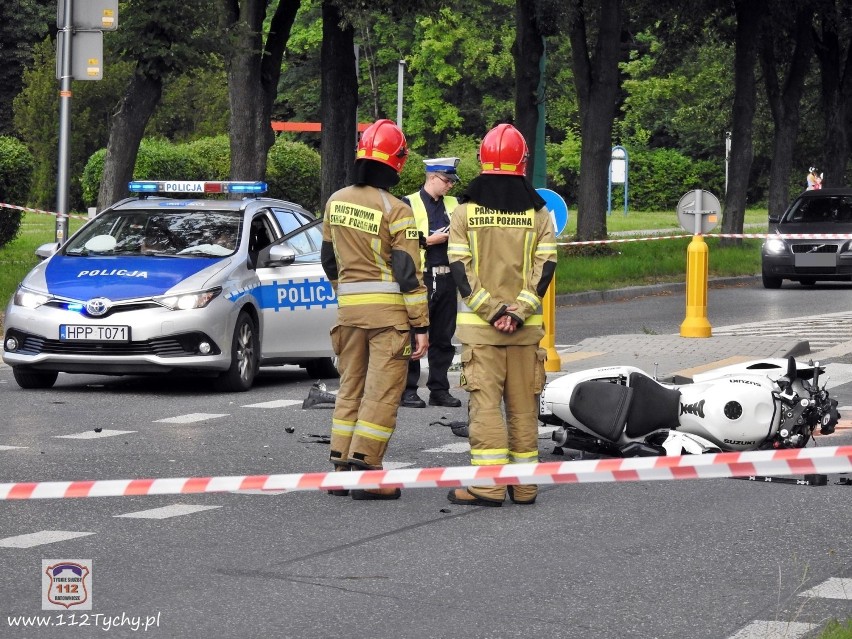 Wypadek w Tychach. Zderzenie osobówki z motocyklem. Lądował śmigłowiec LPR